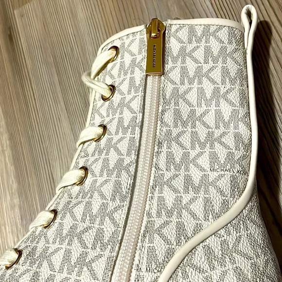 Michael Kors Corey Logo Combat Boot cream & tan Womens size 7.5 Ankle Bootie - Picture 9 of 14